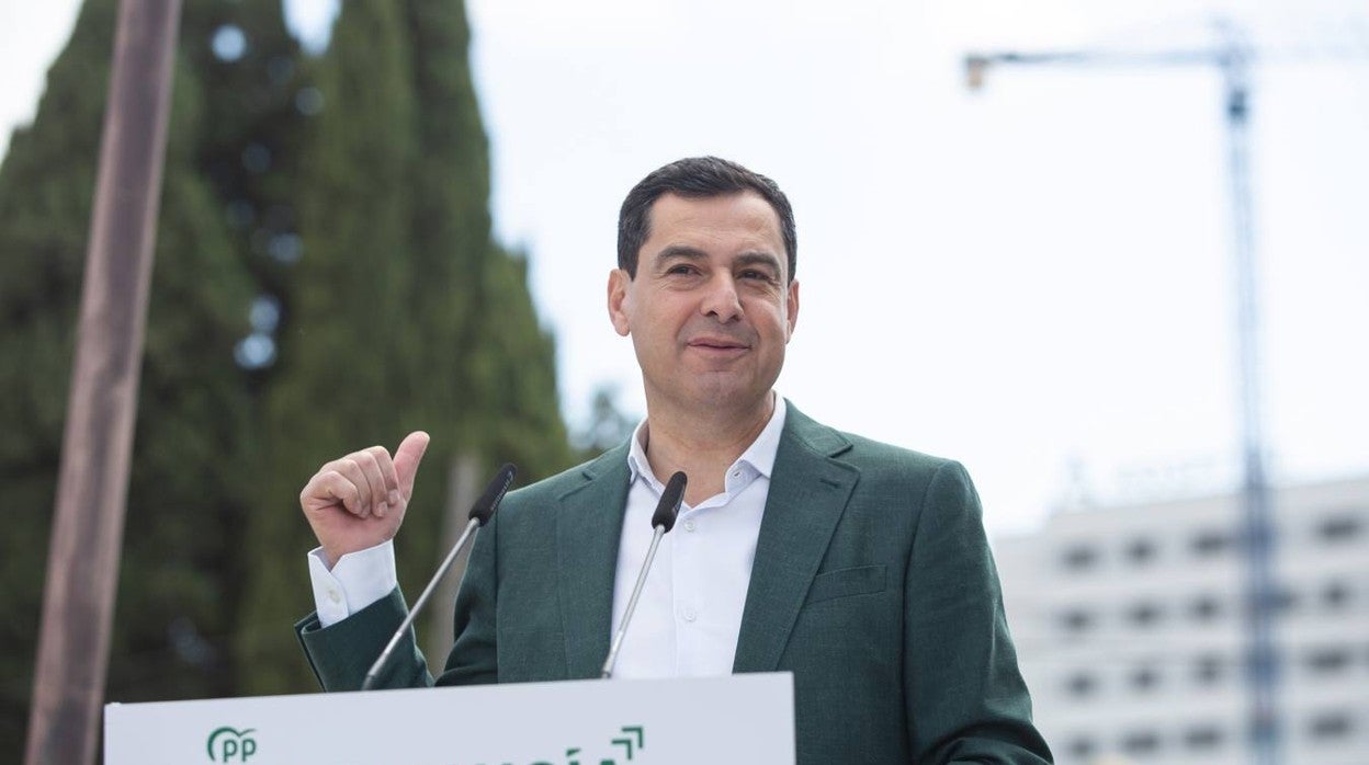 Primeros pasos de campaña de Juanma Moreno a las puertas del Hospital Militar de Sevilla