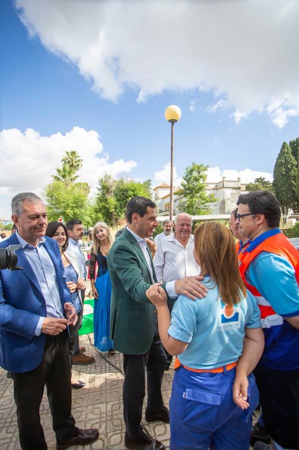 Primeros pasos de campaña de Juanma Moreno a las puertas del Hospital Militar de Sevilla