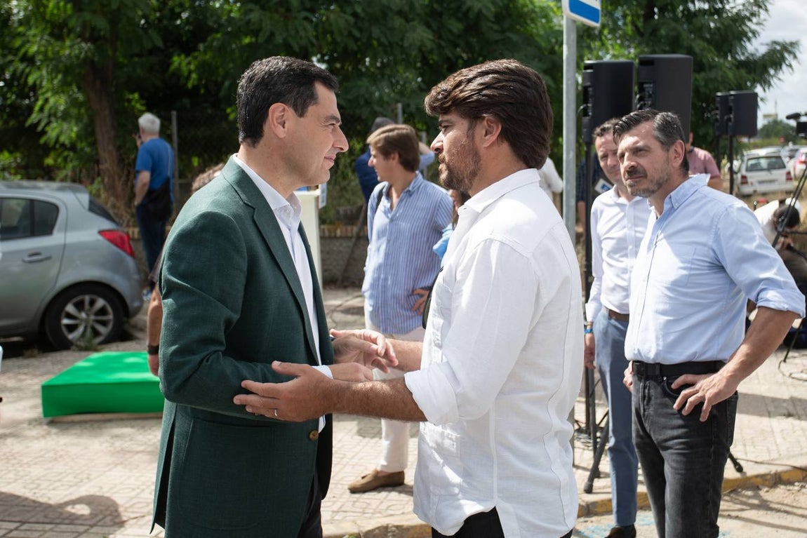 Primeros pasos de campaña de Juanma Moreno a las puertas del Hospital Militar de Sevilla