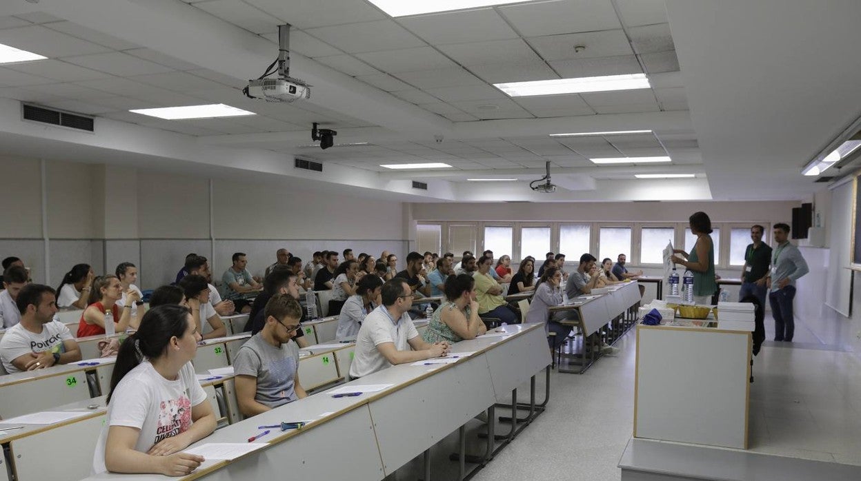 La celebración de las oposiciones de magisterio en Sevilla, en imágenes