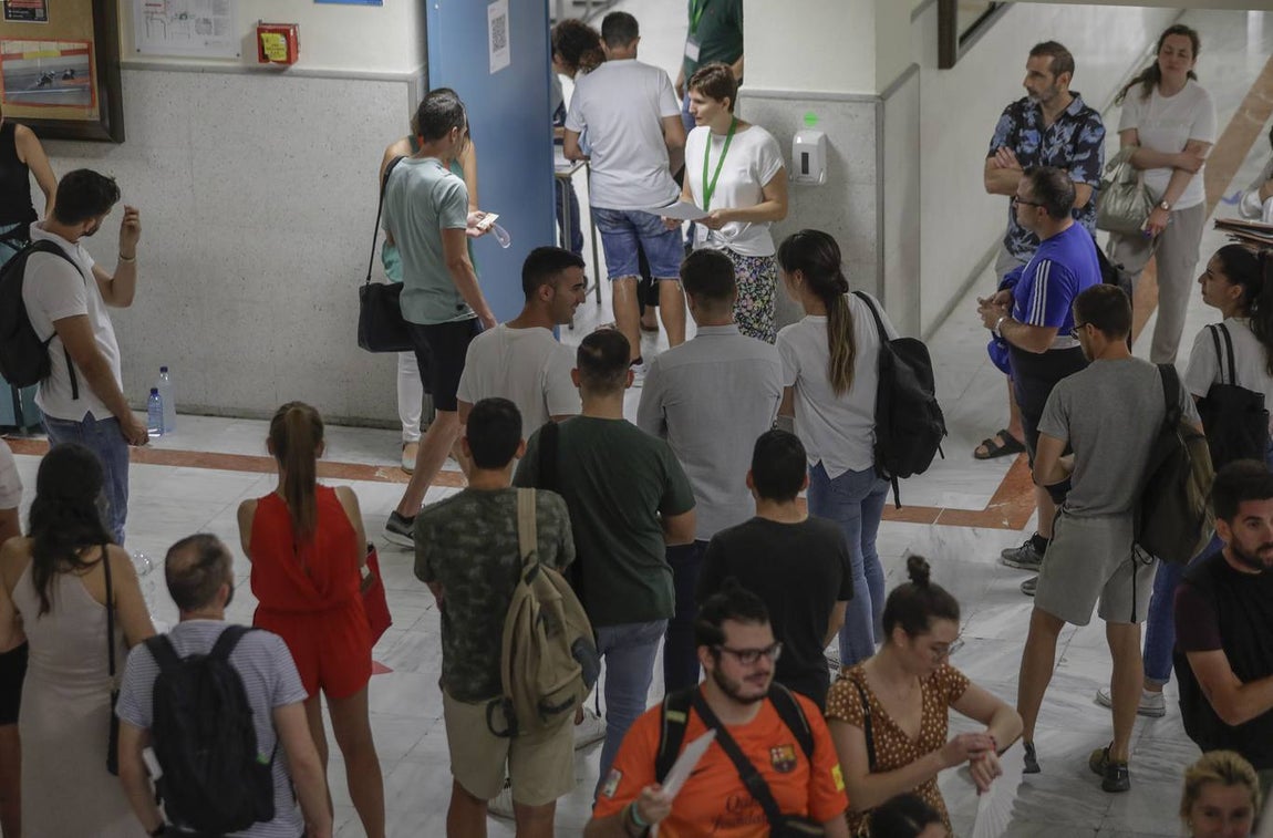 Primer examen de las oposiciones de magisterio celebradas en Sevilla