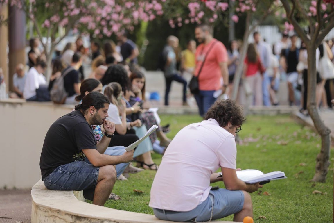 Primer examen de las oposiciones de magisterio celebradas en Sevilla