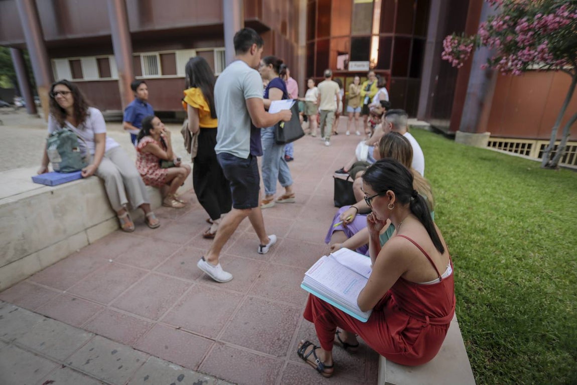 Primer examen de las oposiciones de magisterio celebradas en Sevilla