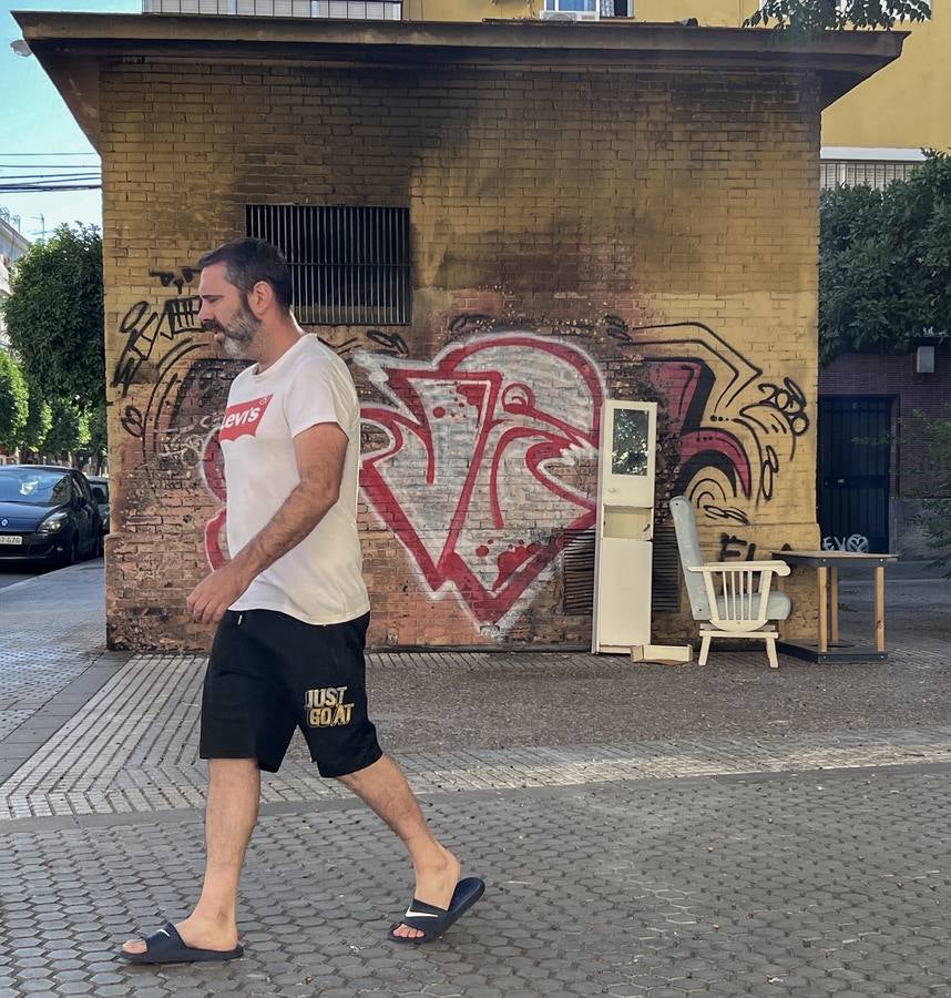 La suciedad inunda las calles de Sevilla