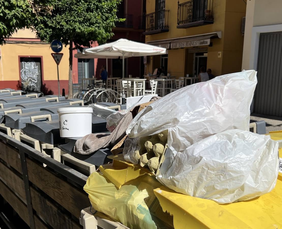 La suciedad inunda las calles de Sevilla