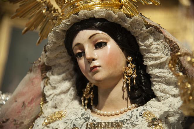 La Virgen del Carmen, en el altar mayor de Santa Catalina