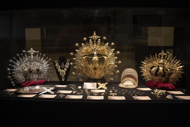 El Santo Ángel presenta el nuevo manto y proyecto de palio de la Virgen de la Salud