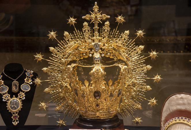 El Santo Ángel presenta el nuevo manto y proyecto de palio de la Virgen de la Salud