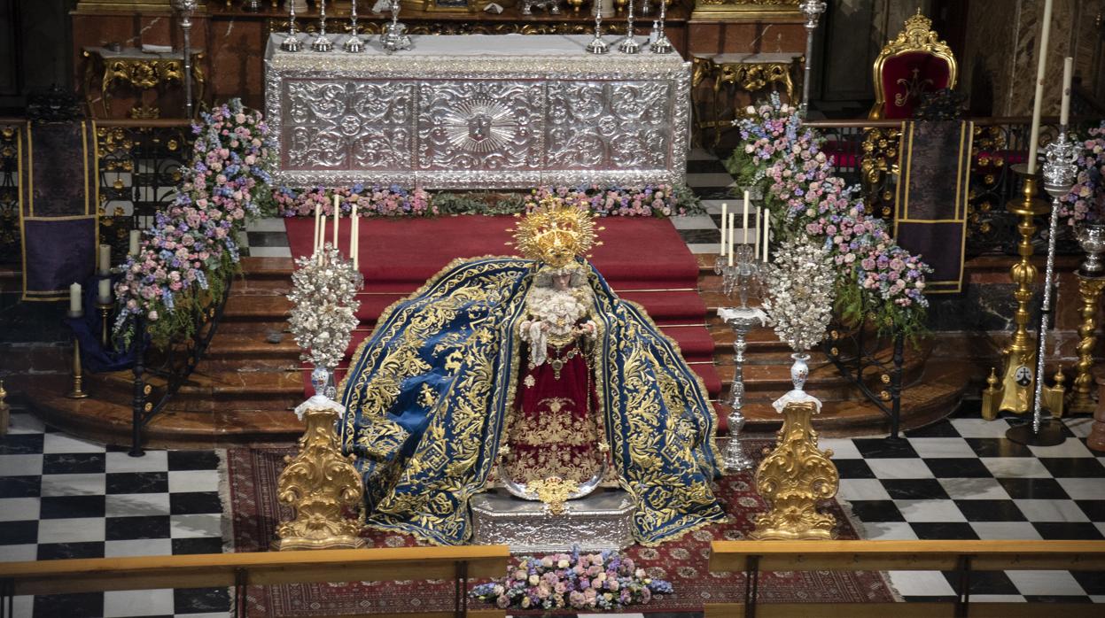 El besamanos de la Virgen de la Salud del Santo Ángel