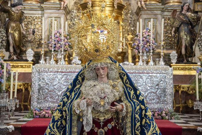 El besamanos de la Virgen de la Salud del Santo Ángel
