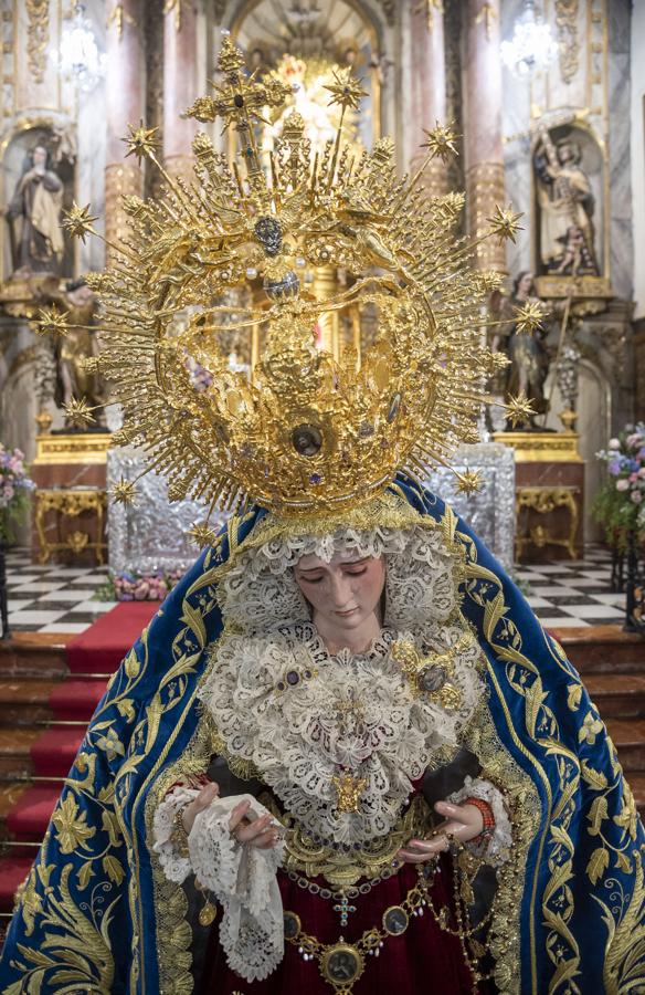 El besamanos de la Virgen de la Salud del Santo Ángel