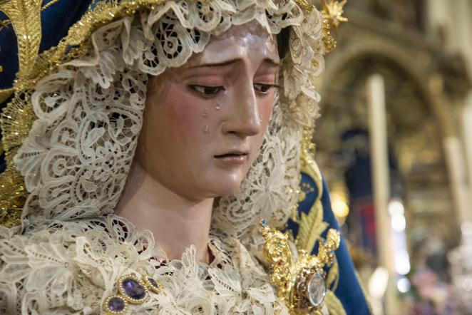 El besamanos de la Virgen de la Salud del Santo Ángel