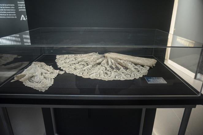 La exposición de la restauración del manto de la Virgen del Socorro del Amor