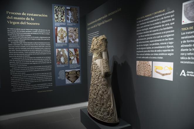 La exposición de la restauración del manto de la Virgen del Socorro del Amor