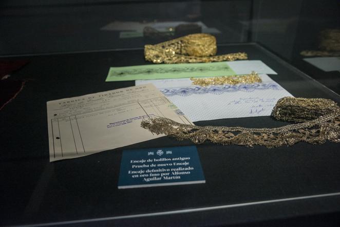 La exposición de la restauración del manto de la Virgen del Socorro del Amor