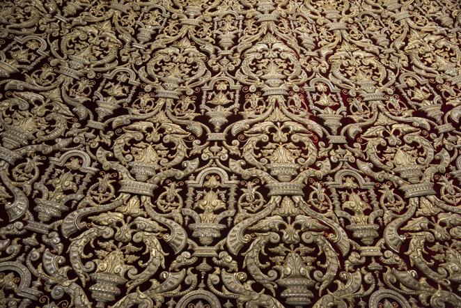 La exposición de la restauración del manto de la Virgen del Socorro del Amor