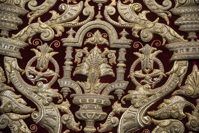 La exposición de la restauración del manto de la Virgen del Socorro del Amor