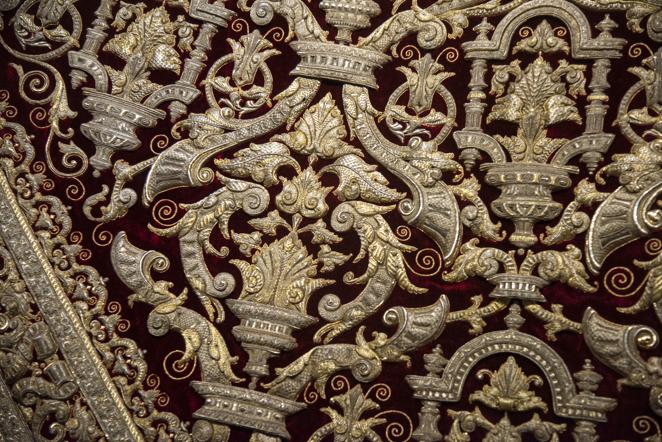 La exposición de la restauración del manto de la Virgen del Socorro del Amor