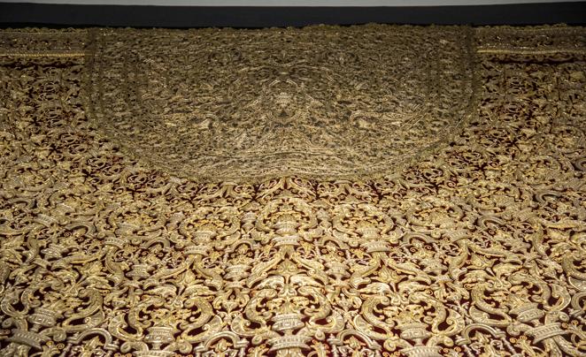 La exposición de la restauración del manto de la Virgen del Socorro del Amor