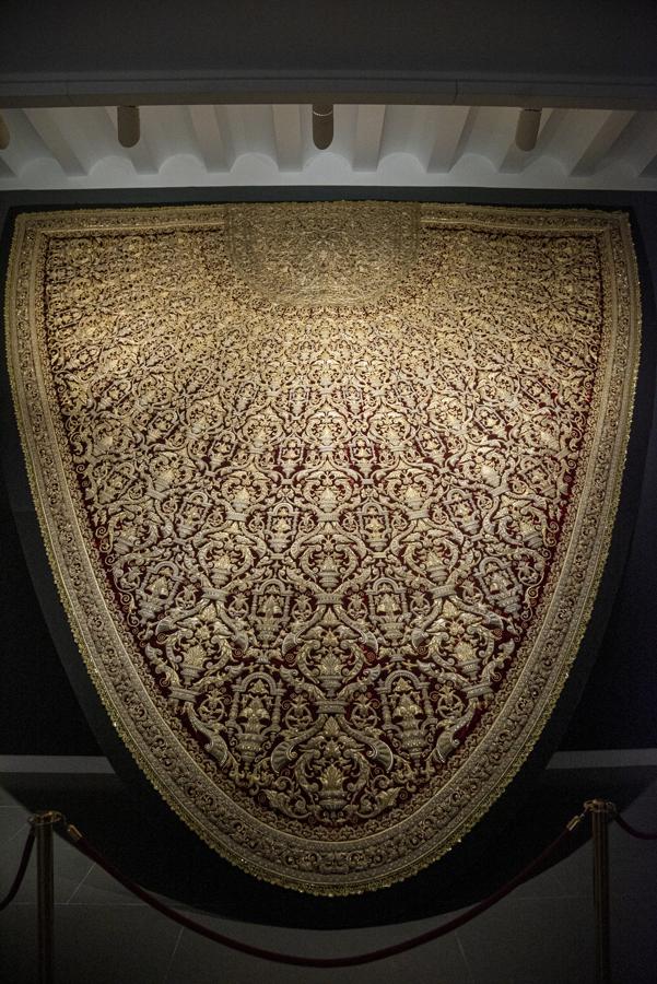 La exposición de la restauración del manto de la Virgen del Socorro del Amor