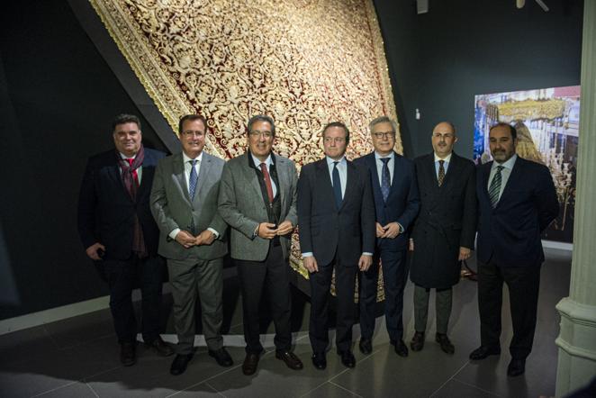 La exposición de la restauración del manto de la Virgen del Socorro del Amor