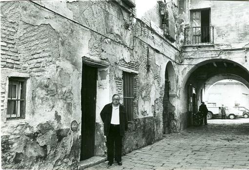 El Pali junto a la casa en la que nació, calle Güines