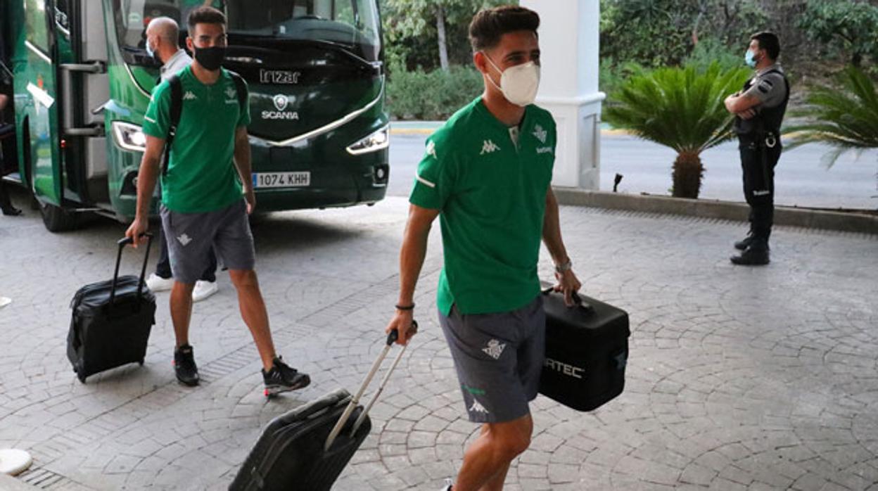Álex Moreno y Dani Martín, a la llegada del Betis a la concentración de Marbella