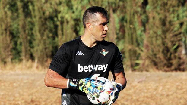 Claudio Bravo, titular en el amistoso del Betis ante el Granada