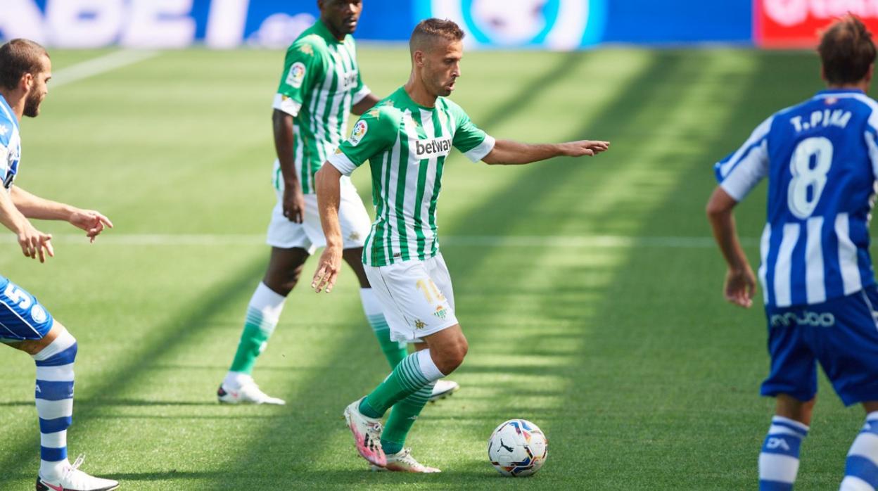 Canales controla durante el Alavés - Betis
