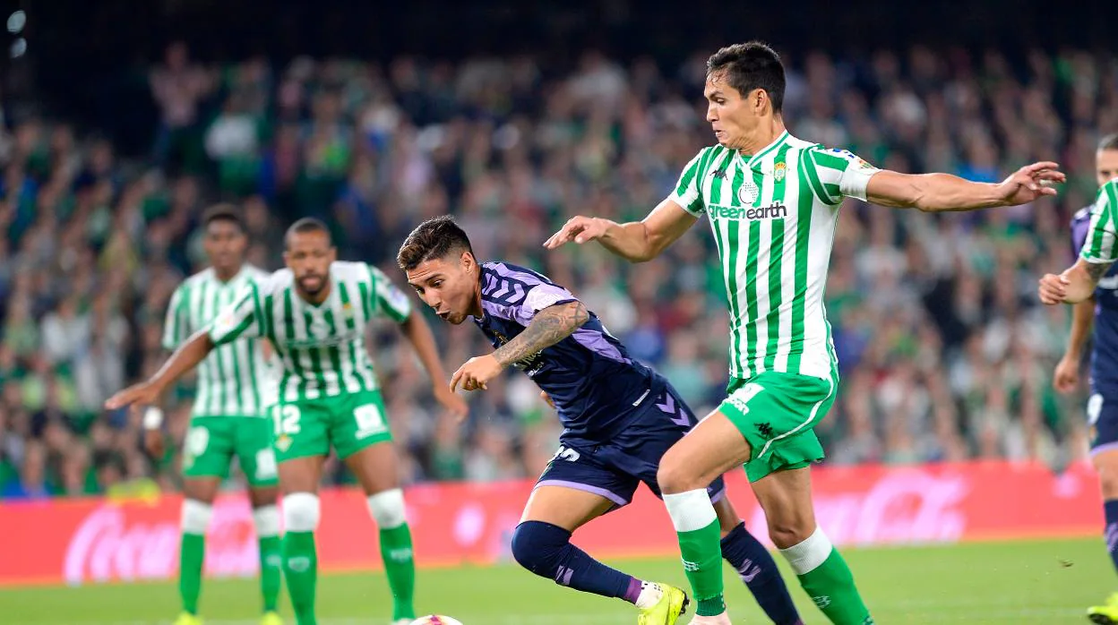 Mandi disputa un balón con Leo Suárez en el Betis-Valladolid de LaLiga 18-19