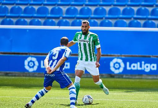 Borja Iglesias conduce el balón en el Alavés-Betis del pasado domingo