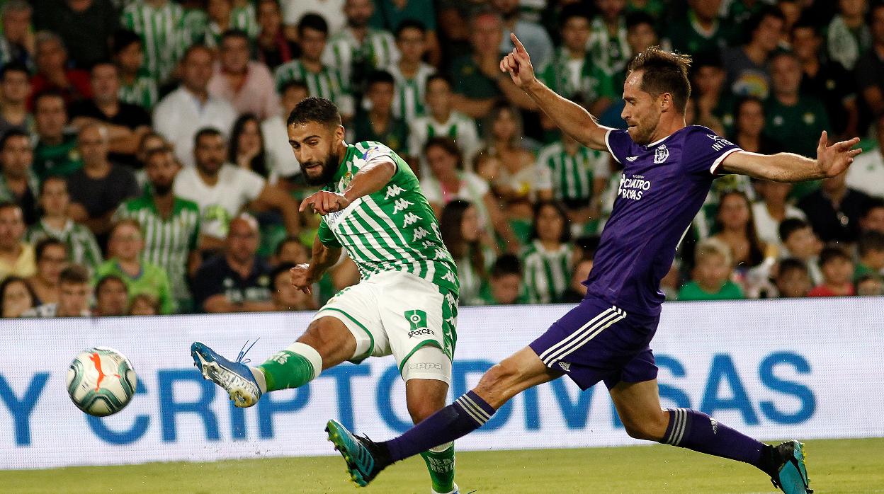 Fekir golpea un balón durante el Betis - Valladolid de la pasada temporada