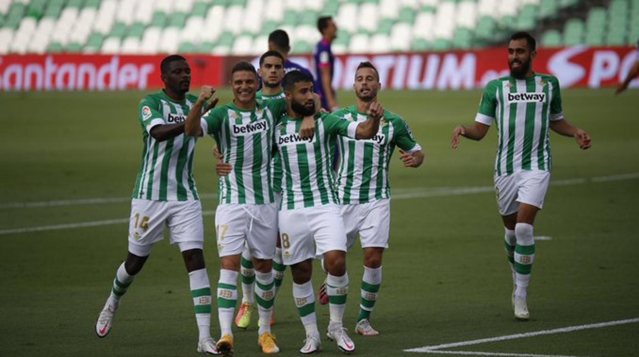 Los jugadores del Betis celebran el gol de Fekir