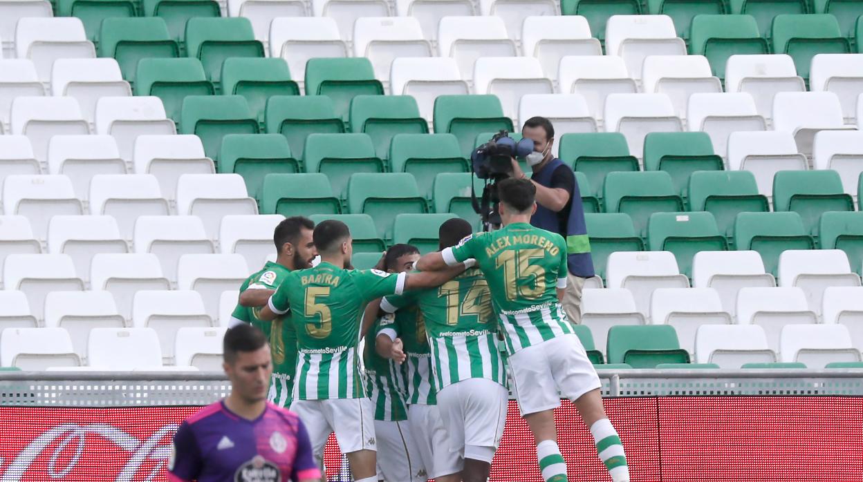 Los jugadores del Betis celebran uno de los goles conseguidos ante el Valladolid