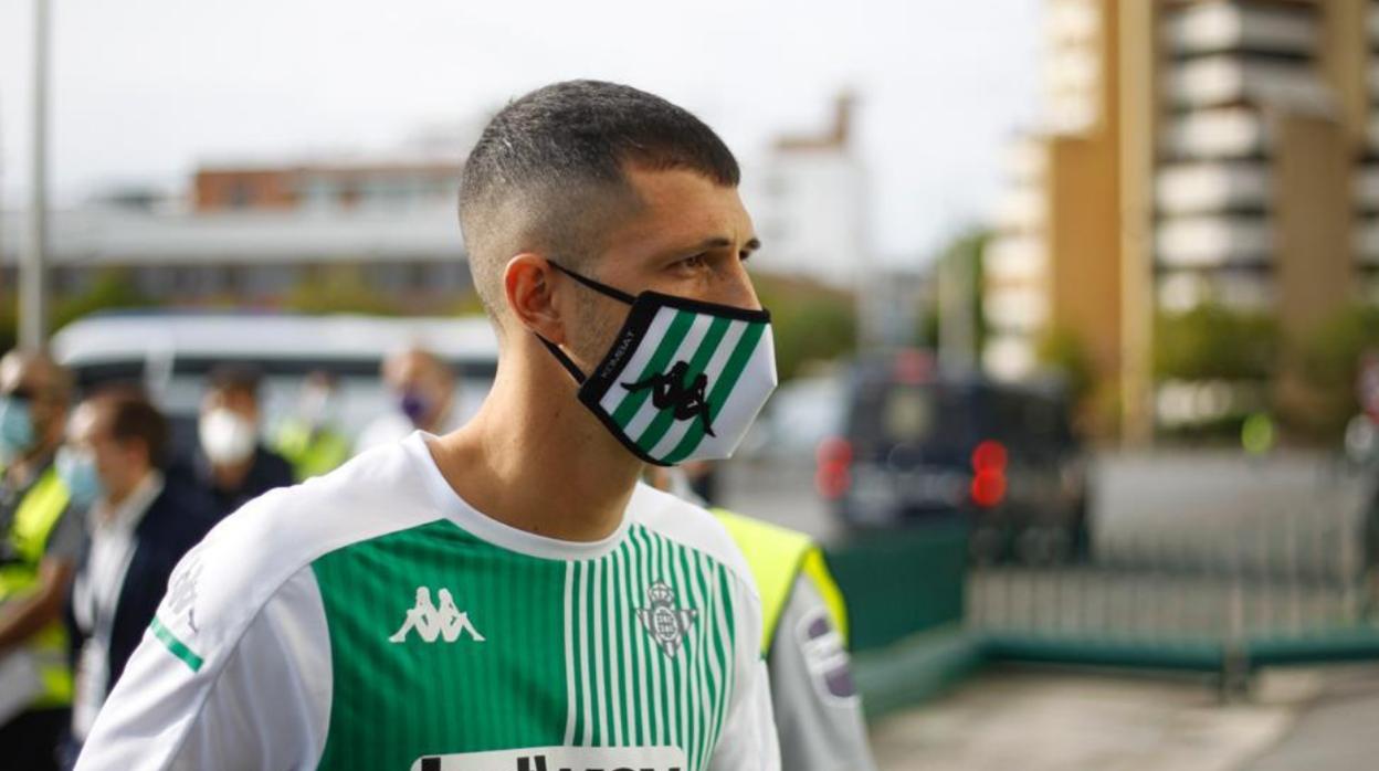 Guido Rodríguez llega al estadio Benito Villamarín