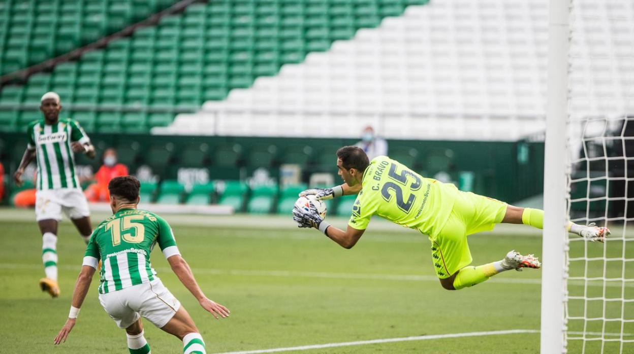 Bravo se estira para detener un lanzamiento en el Betis - Valladolid