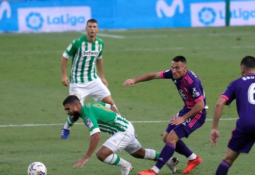 Guido Rodríguez, en segundo plano, observa a su compañero Fekir en el Betis-Valladolid