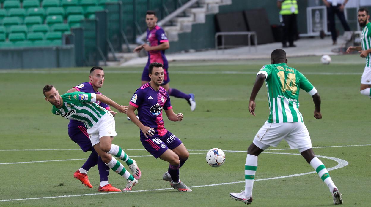 William Carvalho celebra con Joaquín el 2-0 en el Betis-Valladolid