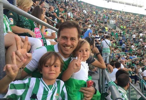 Aníbal Ollero, junto a sus hijos, en la grada de Gol Norte del Benito Villamarín