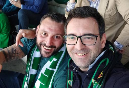 Daniel Barrera, a la derecha, en la grada de Voladizo del Benito Villamarín