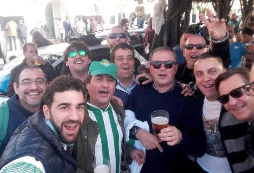 Javier Pérez, a la izquierda, junto a algunos amigos en la previa de un partido del Betis