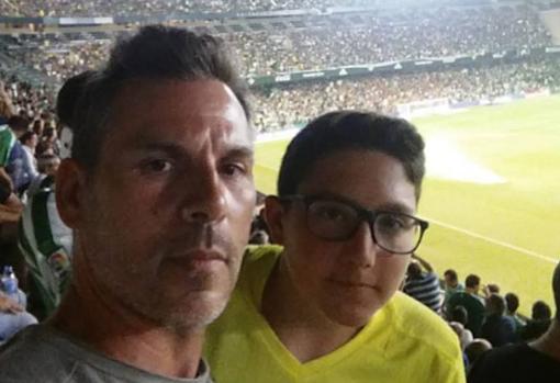 Víctor Rodríguez, junto a su hijo, en la grada de Fondo del Benito Villamarín