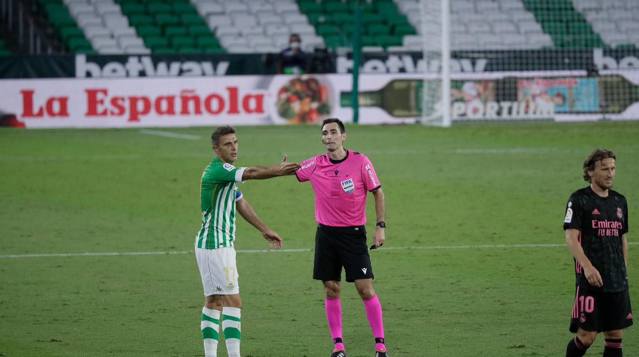 Joaquín dialoga con De Burgos Bengoetxea
