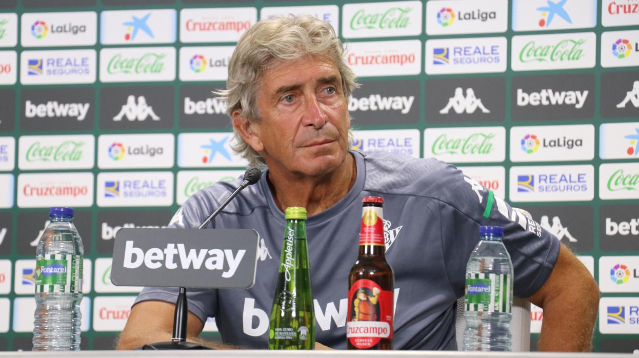 Manuel Pellegrini, durante la rueda de prensa de este lunes