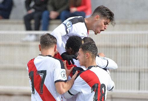 Kike Hermoso celebra un gol junto a sus excompañeros del Rayo B