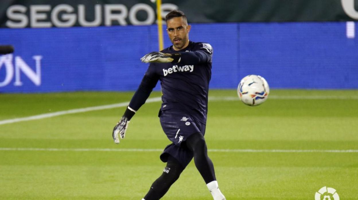 Claudio Bravo despeja un balón durante el Real Betis - Real Sociedad