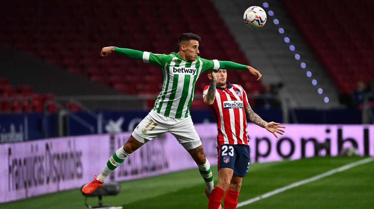 Tello salta con Trippier en un lace del Atlético - Betis