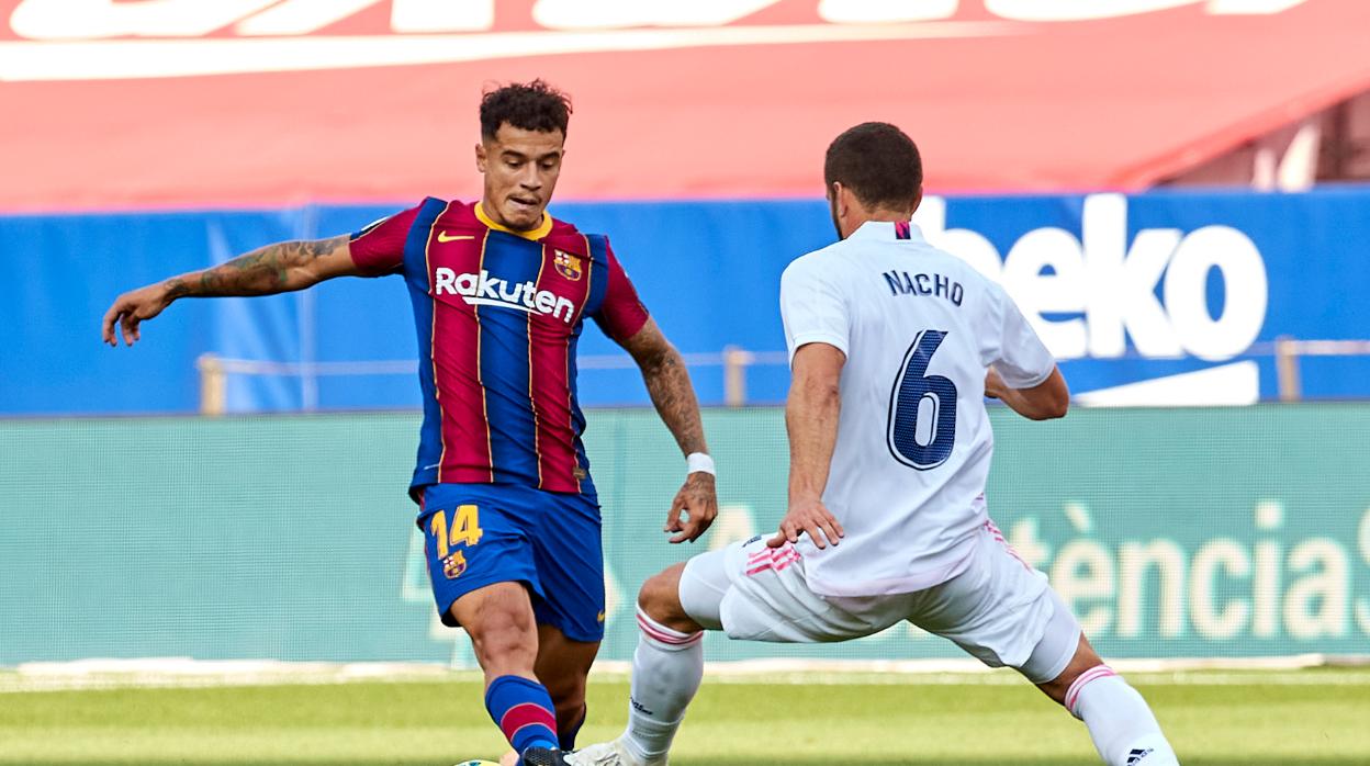 Coutinho trata de desbordar a Nacho en el Barcelona-Real Madrid