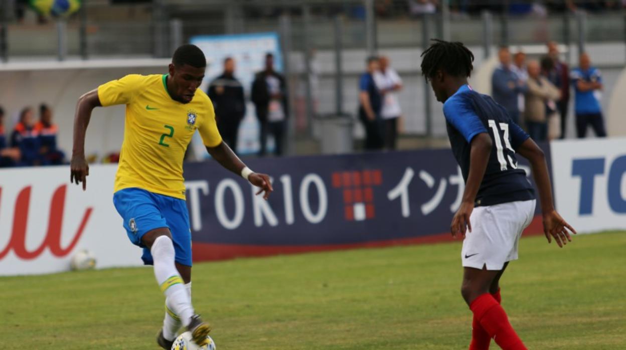 Emerson durante un partido con Brasil