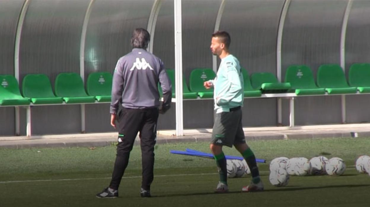 Pellegrini y Canales hablan en el transcurso de un entrenamiento